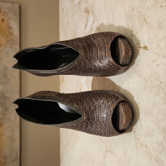 REBECCA MINKOFF SNAKE SKIN OPEN TOE HEALS SIZE 9 - Picture 2 of 6